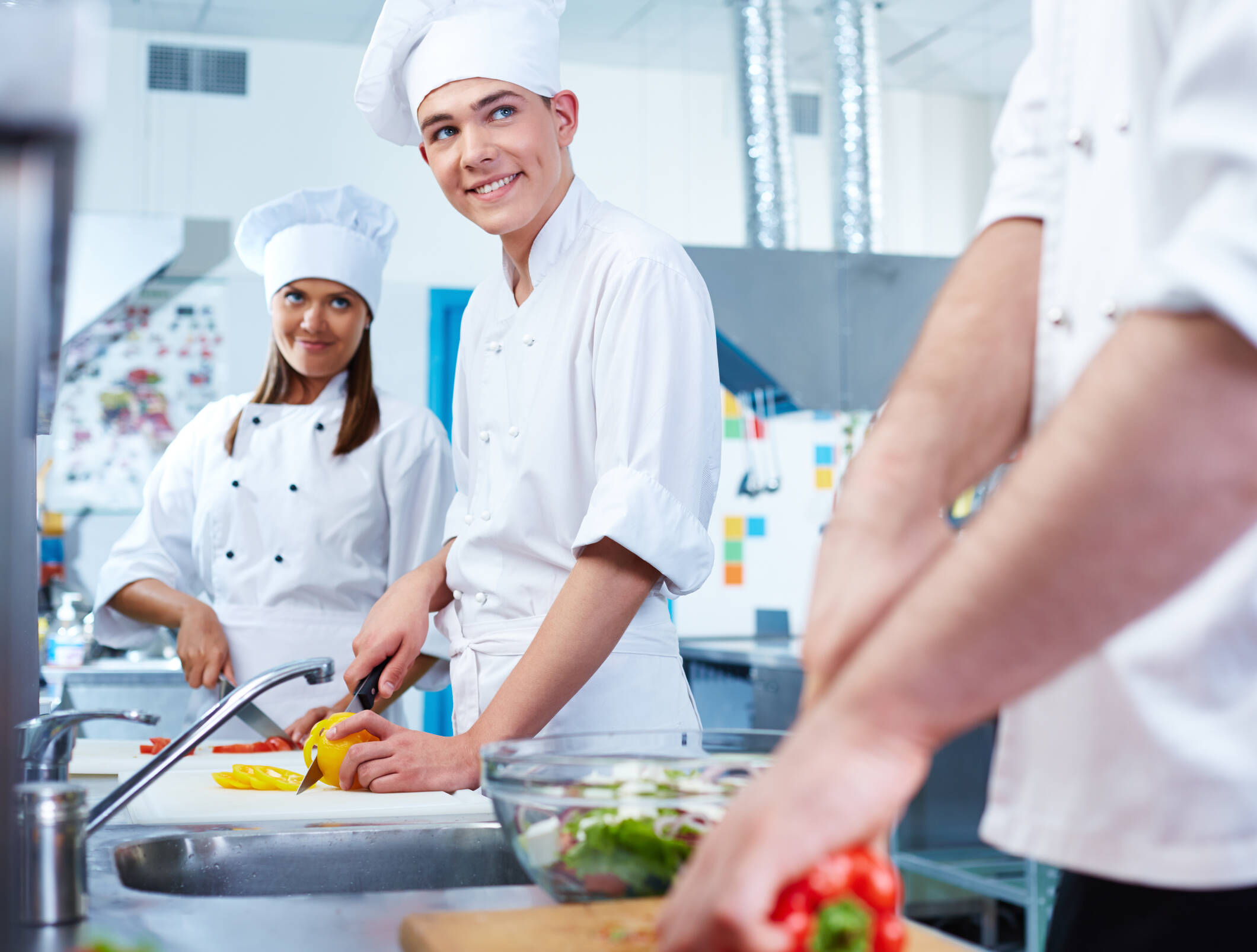 Deux apprenants dans la cuisine d'un restaurants