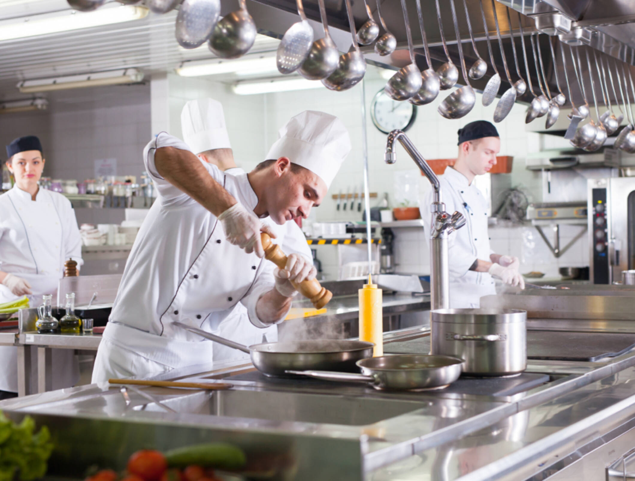 Photo d'un cuisinier dans la cuisine d'un restaurant 