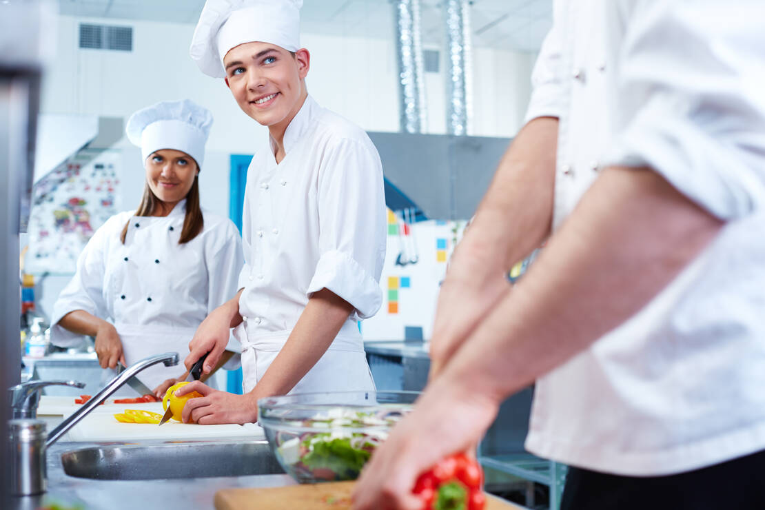 Deux apprenants dans la cuisine d'un restaurants