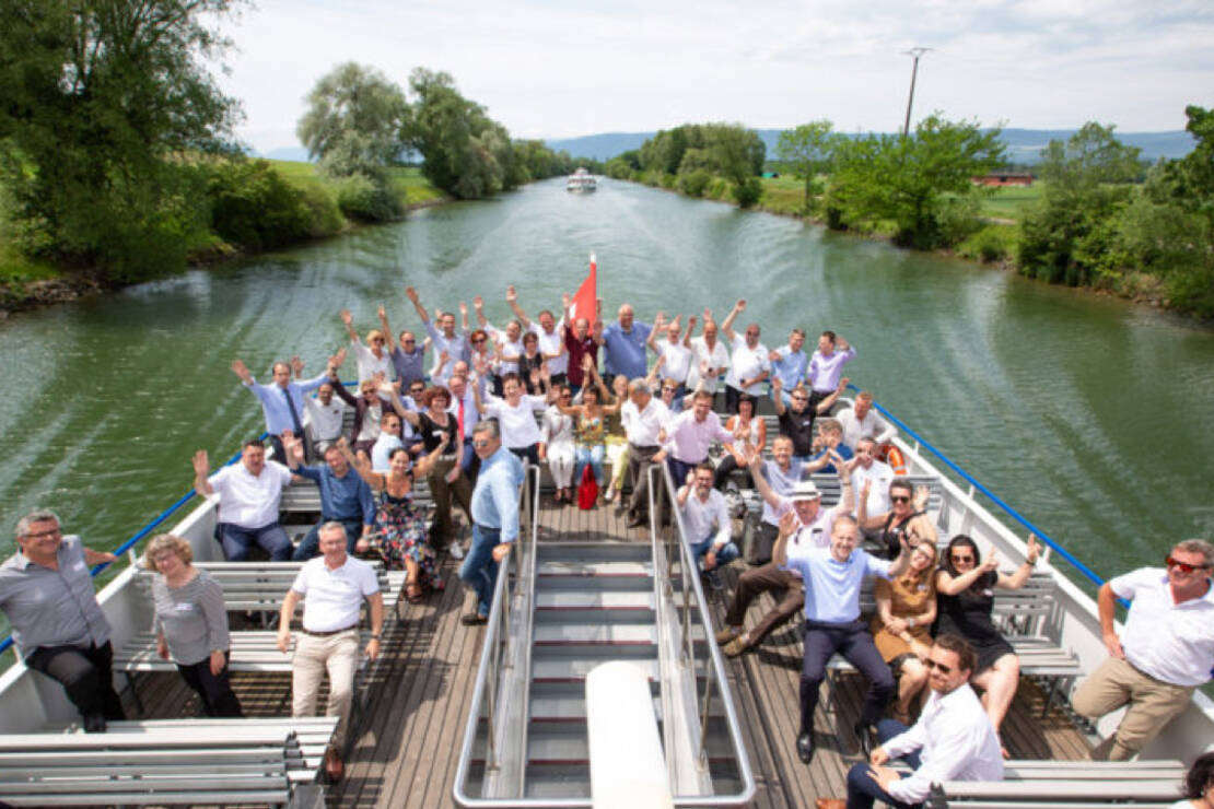 Photo des membres de GastroFribourg sur un bateau lors d'une assemblée générale