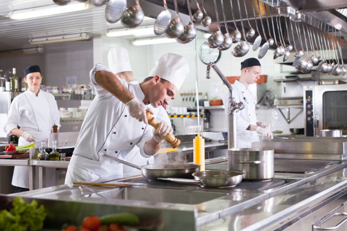 Photo d'un cuisinier dans la cuisine d'un restaurant 